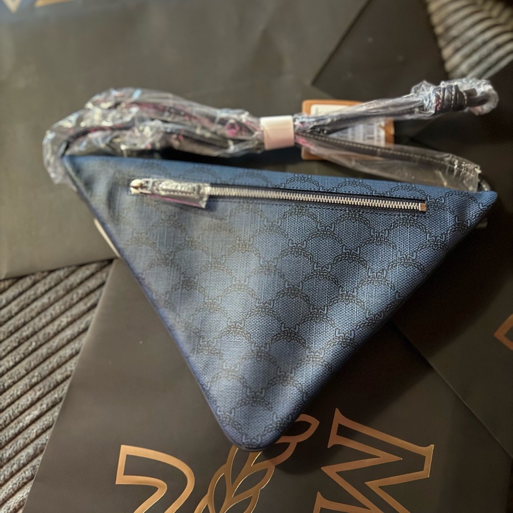 MCM Navy Triangle Himmel Triangle Pouch in Lauretos - Picture 8 of 9